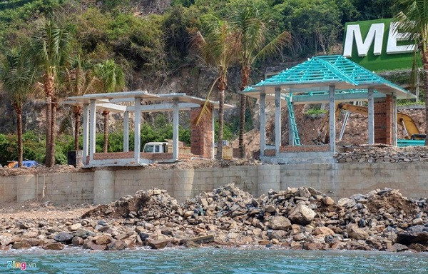 Ở khu vực tây nam, vài vị trí chủ đầu tư cho san gạt đất đá lấn ra danh thắng vịnh Nha Trang.