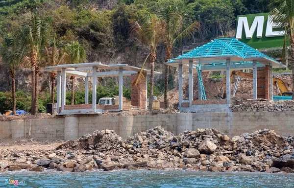 Ở khu vực tây nam, vài vị trí chủ đầu tư cho san gạt đất đá lấn ra danh thắng vịnh Nha Trang.