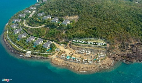 Khu vực phía tây nam đảo Hòn Tằm, một phần núi đá bị đào, san gạt lấn ra vịnh Nha Trang để tạo mặt bằng xây dựng công trình. Khu vực này có 11 công trình đã hoàn thành việc đổ trụ bê tông cốt thép.