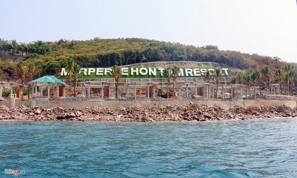 Theo UBND TP Nha Trang, các công trình này được xây dựng không phép và đã yêu cầu doanh nghiệp ngưng thi công ngay sau khi tổ kiểm tra liên ngành phát hiện sai phạm.