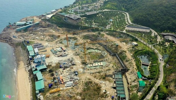 Trước đó, cuối năm 2019, tổ kiểm tra liên ngành do Phòng quản lý đô thị của UBND TP Nha Trang chủ trì đã phát hiện chủ đầu tư xây dựng nhiều công trình kiên cố nhưng không có giấy phép.