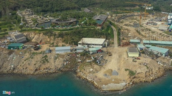 Xây dựng nhiều công trình có kết cấu khung, trụ bê tông cốt thép và 120 m kè chắn bằng bê tông cao 5-6 m nhưng tại thời điểm kiểm tra, chủ đầu tư không xuất trình được giấy phép xây dựng do cơ quan có thẩm quyền cấp.