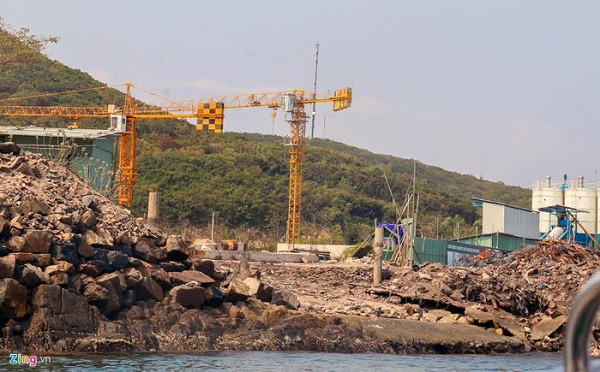 Ở phía đông bắc của khu du lịch đảo Hòn Tằm, nhiều máy móc, cần cẩu lớn và cả trạm trộn bê tông được bố trí.