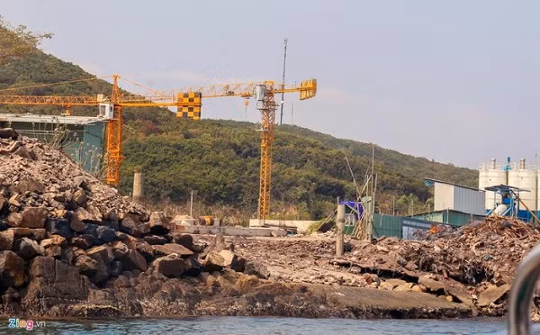 Ở phía đông bắc của khu du lịch đảo Hòn Tằm, nhiều máy móc, cần cẩu lớn và cả trạm trộn bê tông được bố trí.