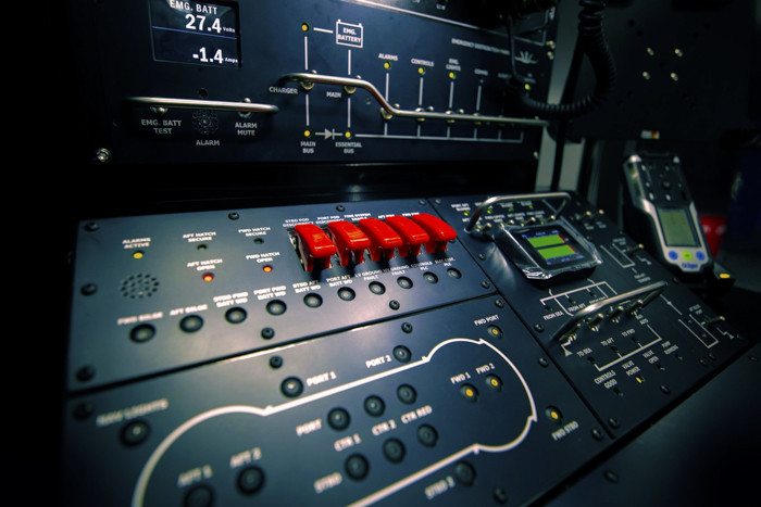 Toàn bộ hệ thống được sử dụng bằng cần điều khiển và màn hình cảm ứng. Ngoài ra, vẫn có hệ thống điều khiển thủ công, trong trường hợp hỏng hóc. Toàn bộ hệ thống tàu đều đạt chứng nhận theo Tiêu chuẩn phân loại quốc tế bởi DNV-GL.