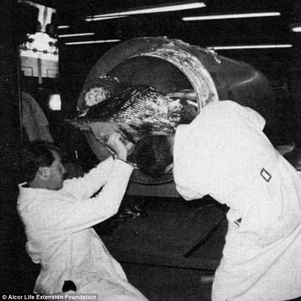 Ngày 12/1/1967, Bedford ngừng tim trong một viện dưỡng lão ở tuổi 73, sau đó được hô hấp tim và xoa bóp nhân tạo nhằm duy trì lưu thông máu. Trước khi được nằm trong một bể chứa nitơ lỏng ở âm 196 độ C, lượng máu trong cơ thể Bedford được rút ra rồi tiêm dimethyl sulfoxide vào cơ thể để bảo vệ nội tạng.