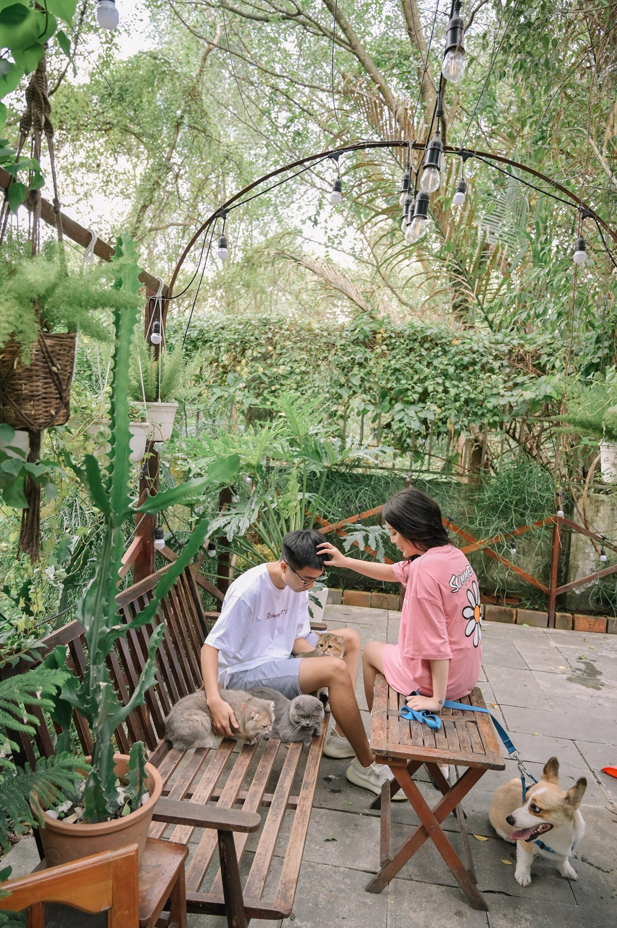 Cô nàng này có đến 800 ngàn người theo dõi trên Facebook, 1,3 triệu người subscribe trên YouTube và hơn 730 ngàn người follow trên Instagram.