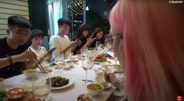 Hình ảnh Bụt chia sẻ ngày vui với bạn gái cũ, ngồi bên cạnh cô nàng khi ăn uống khiến dân tình không khỏi đặt câu hỏi về mối quan hệ của họ. Phải chăng Linh Ngọc Đàm và chàng trai này sẽ nối lại tình xưa?