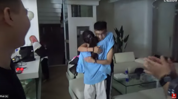 Trong vlog, Bụt còn dành một cái ôm ấm áp cho nữ streamer này trong ngày sinh nhật.