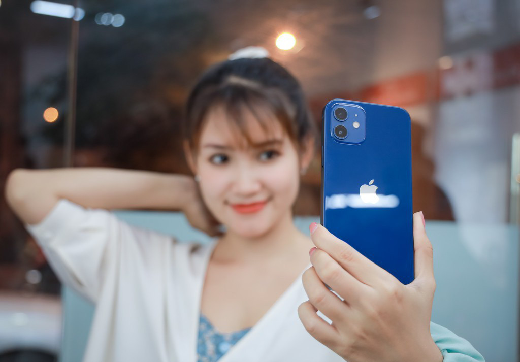 Apple đang xây dựng một hệ sinh thái phụ kiện hoàn toàn mới với MagSafe. MagSafe về cơ bản cho phép các phụ kiện và bộ sạc gắn từ tính vào mặt sau của điện thoại, giúp sạc không dây dễ dàng hơn. Bạn có thể gắn những thứ như hộp đựng ví vào mặt sau của điện thoại và gắn điện thoại vào giá đỡ trên ô tô.