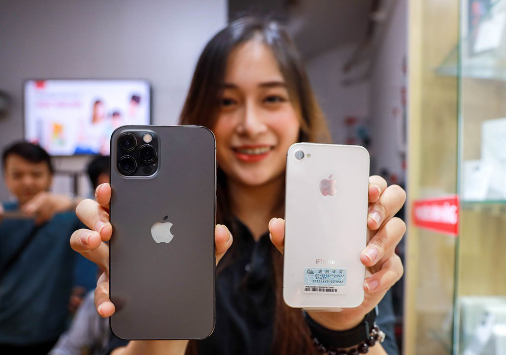 Giá bán chưa ổn định. Hiện nay, giá bán mới của iPhone 12 được cho là khá cao trong bối cảnh kinh tế vẫn đang bị ảnh hưởng bởi dịch COVID-19. Việc bỏ ra một số tiền quá lớn để đổi lại những nâng cấp không quá đáng kể về phần cứng và giữ nguyên trải nghiệm về phần mềm là điều không thực sự hợp lý.