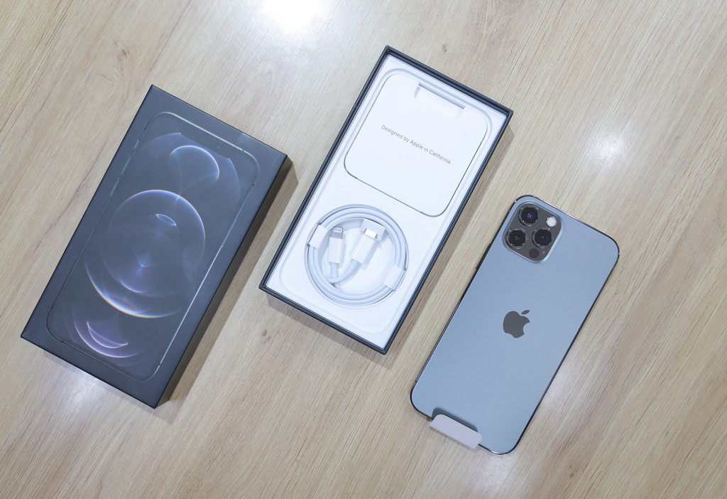 Kết nối 5G. Vừa qua, Viettel và MobiFone đã được cấp phép thử nghiệm thương mại 5G tại Hà Nội và Tp HCM. Thông tin này khiến nâng cấp 5G của iPhone 12 trở nên có giá trị hơn tại Việt Nam.