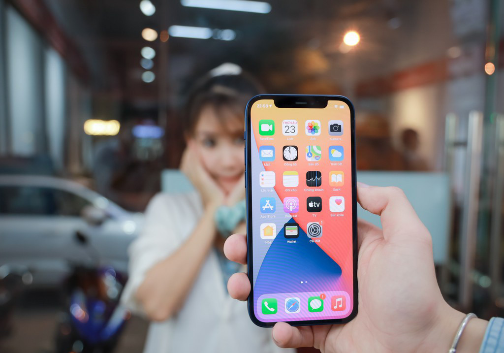 Màn hình tốt hơn. iPhone 12 sở hữu màn hình OLED với mật độ 460ppi cho độ sắc nét và màu sắc chân thực. Ngoài ra, màn hình còn được phủ Ceramic Shield giúp khả năng chống rơi vỡ lên tới 4 lần cũng như tránh khỏi các vết nứt bị lan ra.