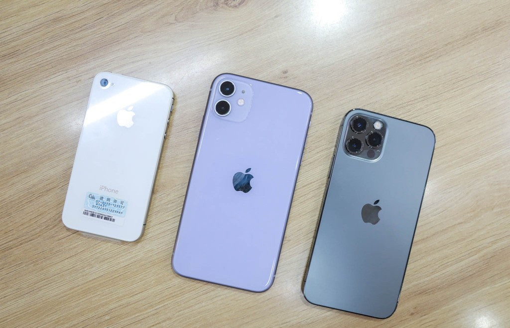 Khen nhiều rồi, giờ là đến lúc chê. Bộ xử lý A14 Bionic mới, nhiều bộ nhớ hơn và màn hình đẹp hơn sẽ nâng cao trải nghiệm iOS 14, nhưng các chức năng và ứng dụng bạn có thể chạy thì không thay đổi. Tức là trải nghiệm về phần mềm không có gì quá mới mẻ, chỉ cần iOs 14 là đủ. Nếu người dùng cần nâng cấp về phần cứng thì nên chọn iPhone 12. Còn nếu chỉ là phần mềm thì cứ bình tĩnh cũng được.