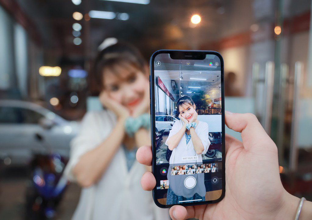 Camera tốt hơn. Ở iPhone 12 vẫn là cụm camera kép, độ phân giải không đổi nhưng camera chính có khẩu độ f / 1.6 lớn hơn giúp thu được nhiều ánh sáng hơn, chụp ảnh thiếu sáng tốt hơn. Chế độ ban đêm có thể sử dụng dành cho cả camera góc rộng và camera selfie đi kèm thuật toán xử lý ảnh mới nhất của Apple. Đó là nâng cấp rõ ràng so với iPhone 11.