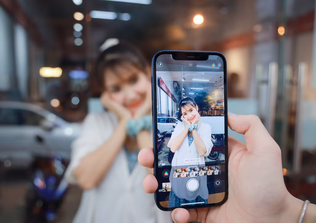 Camera tốt hơn. Ở iPhone 12 vẫn là cụm camera kép, độ phân giải không đổi nhưng camera chính có khẩu độ f / 1.6 lớn hơn giúp thu được nhiều ánh sáng hơn, chụp ảnh thiếu sáng tốt hơn. Chế độ ban đêm có thể sử dụng dành cho cả camera góc rộng và camera selfie đi kèm thuật toán xử lý ảnh mới nhất của Apple. Đó là nâng cấp rõ ràng so với iPhone 11.
