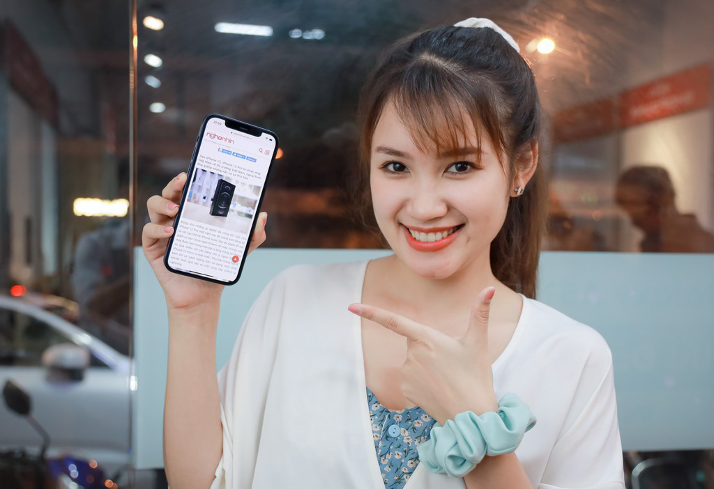 Thiết kế đẹp. iPhone 12 giống như là kết hợp giữa dòng iPhone 11 và iPhone 5 nổi tiếng với cạnh vuông vức. Cả 4 mẫu iPhone 12 mới đều có thiết kế tương tự - bao gồm cả iPhone 12 Mini và iPhone 12 Pro Max màn hình lớn. Thiết kế này thực sự hợp với iPhone, khiến chiếc điện thoại trở nên đơn giản nhưng sang hơn, đẹp hơn đúng với triết lý của Steve Job.