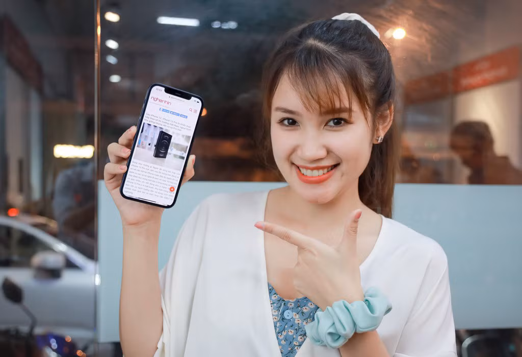 Thiết kế đẹp. iPhone 12 giống như là kết hợp giữa dòng iPhone 11 và iPhone 5 nổi tiếng với cạnh vuông vức. Cả 4 mẫu iPhone 12 mới đều có thiết kế tương tự - bao gồm cả iPhone 12 Mini và iPhone 12 Pro Max màn hình lớn. Thiết kế này thực sự hợp với iPhone, khiến chiếc điện thoại trở nên đơn giản nhưng sang hơn, đẹp hơn đúng với triết lý của Steve Job.