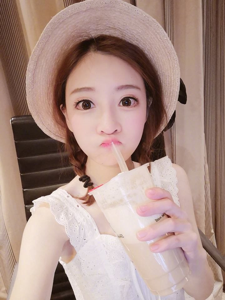 Hàng loạt streamer game nổi tiếng hàng đầu xứ Hàn đã liên tục bật nhạc, phát video trực tuyến của Phùng Đề Mạc rồi khen ngợi và bắt đầu mô phỏng, bắt chước các động tác đáng yêu của cô nàng.