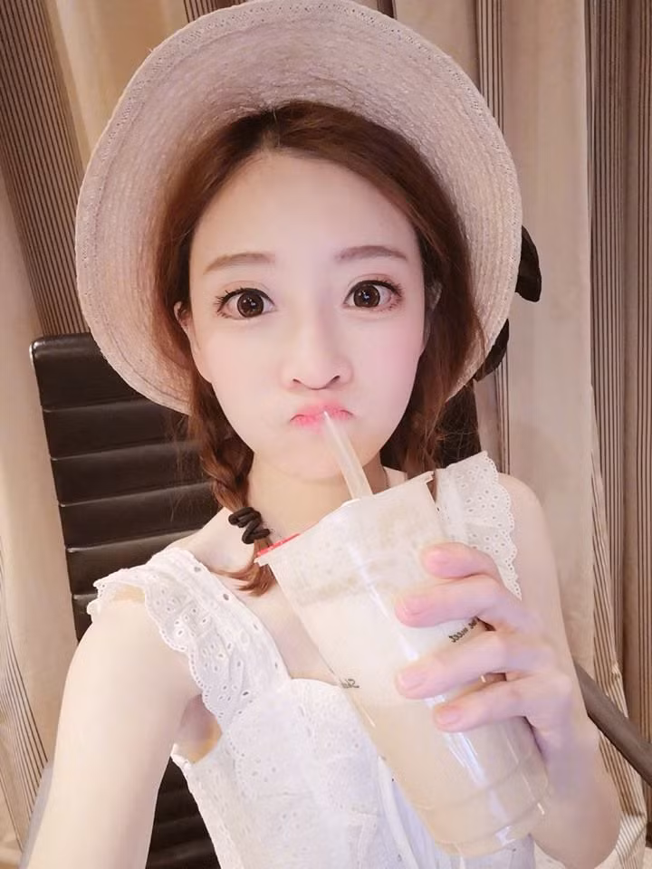 Hàng loạt streamer game nổi tiếng hàng đầu xứ Hàn đã liên tục bật nhạc, phát video trực tuyến của Phùng Đề Mạc rồi khen ngợi và bắt đầu mô phỏng, bắt chước các động tác đáng yêu của cô nàng.