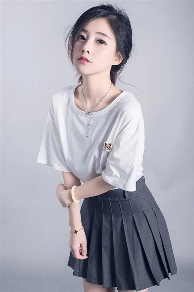 Cách đây khoảng 2 năm, Phùng Đề Mạc đã lọt vào danh sách thu nhập trung bình hàng tháng của các streamer hàng đầu Trung Quốc, theo đó cô gái này dẫn ngôi vị cao nhất của BXH.