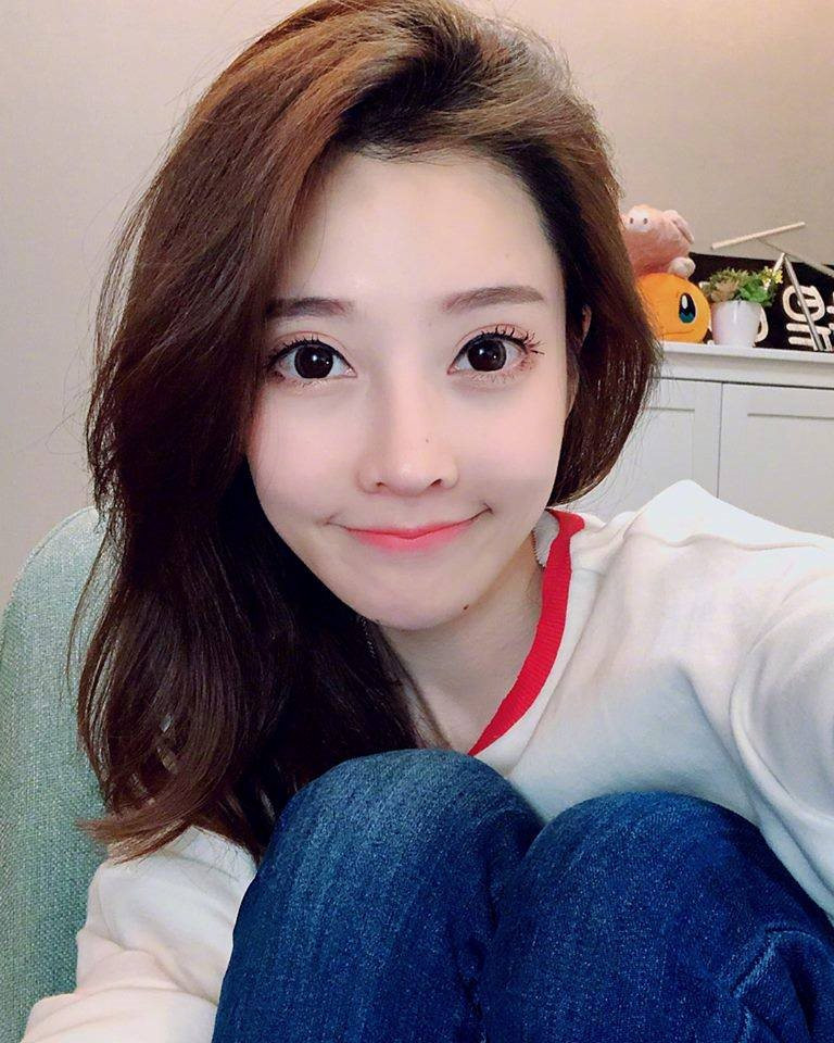 Theo thống kê, mỗi tháng, cô nàng streamer này có thể kiếm được tới 1 triệu Nhân dân tệ (khoảng 3.2 tỷ VND) và thu nhập mỗi năm, đã trừ hết thuế và các khoản phí thì Phùng Đề Mạc cũng phải bỏ túi ít nhất 100 tỷ VND.