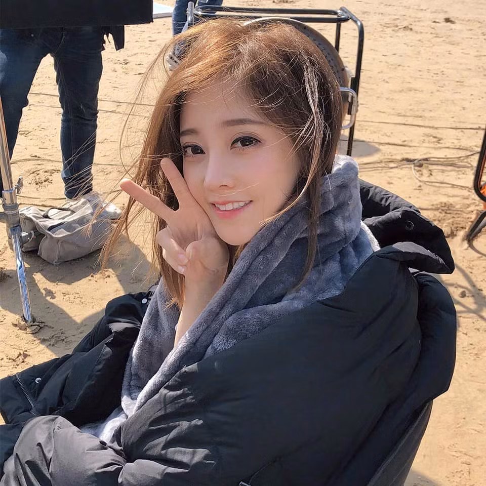 Thu nhập của cô hàng tháng không chỉ tới từ lương mà còn từ các khoản donate, đóng quảng cáo...nhờ vào danh tiếng của mình.