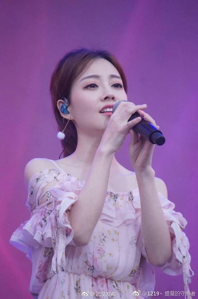 Ban đầu, cô nàng họ Phùng nổi lên như một streamer LMHT có tiếng. Kỹ năng cũng ở mức bình thường, nhưng gương mặt xinh đẹp, và nhất là sự duyên dáng, nhẹ nhàng trong những lần tương tác với fan hâm mộ khiến cho Phùng Đề Mạc rất được lòng fan.