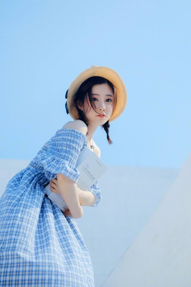 Điều đáng chú ý là mặc dù cô tốt nghiệp trường Đại học Bắc Kinh (một trường khá có tiếng), nhưng Phùng Đề Mạc lại không tận dụng tấm bằng đại học của mình mà trở thành một nữ streamer làm việc full-time cho đến bây giờ.