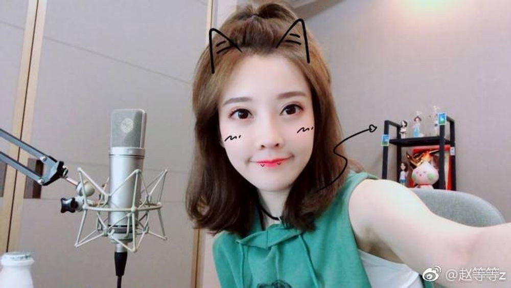 Ngoài stream game, cô gái này còn có giọng hát rất hay và cô thường tận dụng điều đó để cover lại mỗi lần stream.