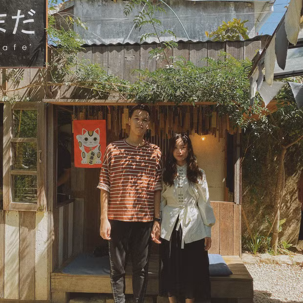 Trong bức ảnh Chim Sẻ Đi Nắng nắm tay bạn gái một cách thân mật. Cả hai được nhận xét có tướng phu thê và ngoại hình tương xứng với nhau.