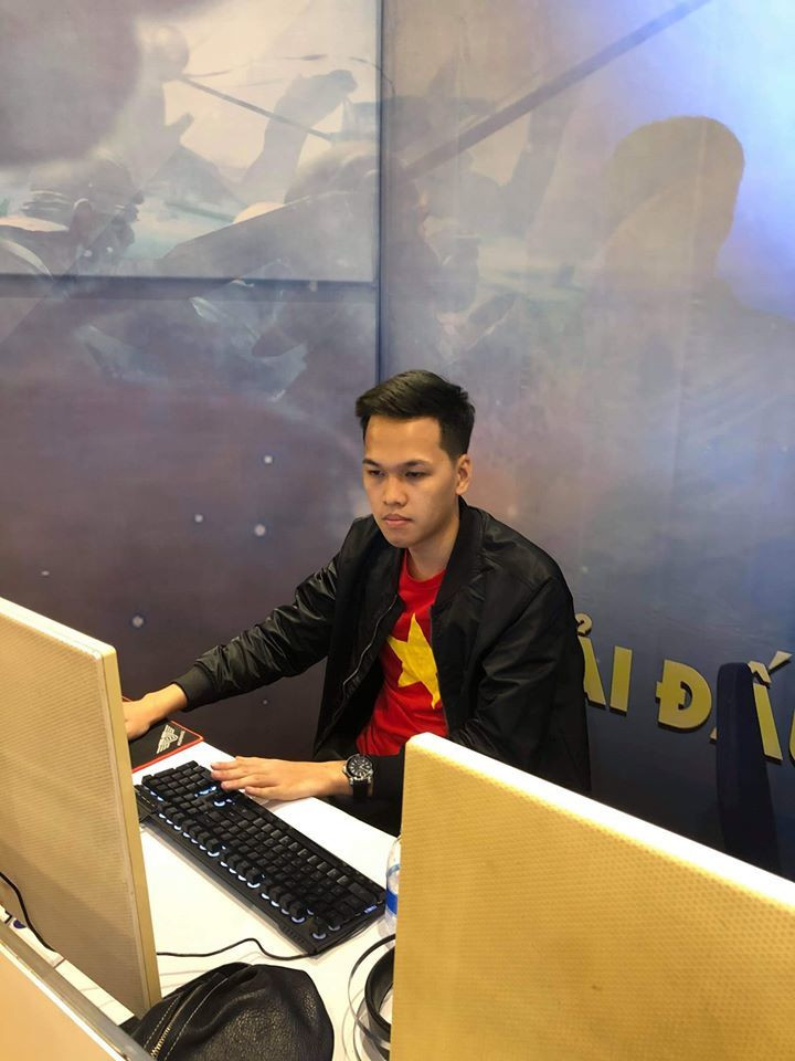 Anh cũng là game thủ AOE giàu thành tích nhất tại Việt Nam, đồng thời là streamer có lượng người xem cao nhất thế giới trong một trận đấu (hơn 70.000 người xem) của một nền tảng stream game.