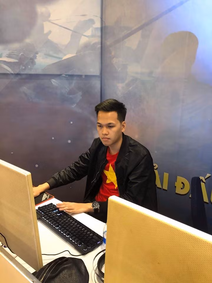 Anh cũng là game thủ AOE giàu thành tích nhất tại Việt Nam, đồng thời là streamer có lượng người xem cao nhất thế giới trong một trận đấu (hơn 70.000 người xem) của một nền tảng stream game.