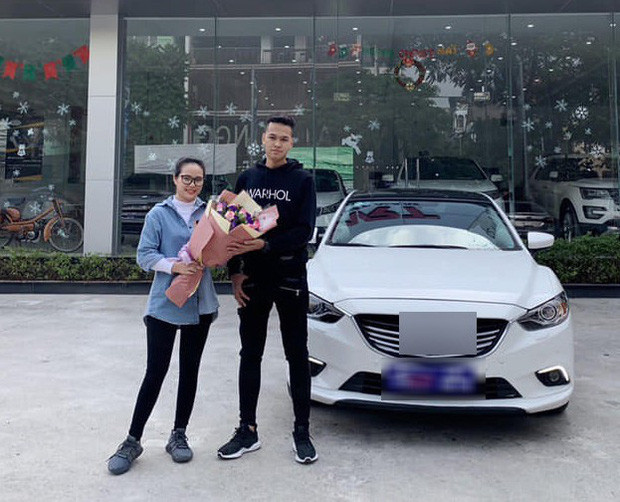 Với nhiều thành tích khủng cùng nguồn thu nhập không hề nhỏ của mình, vào năm 22 tuổi "thần đồng" AoE này đã tự tậu cho mình xế hộp tiền tỷ đáng ngưỡng mộ.