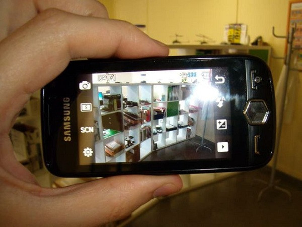 Mặt trước của chiếc điện thoại Samsung này là một camera selfie hỗ trợ gọi video 3G. Thời điểm bấy giờ với ngành công nghiệp di động, thuật ngữ ''selfie'' dường như chưa được sử dụng rộng rãi.