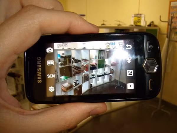 Mặt trước của chiếc điện thoại Samsung này là một camera selfie hỗ trợ gọi video 3G. Thời điểm bấy giờ với ngành công nghiệp di động, thuật ngữ ''selfie'' dường như chưa được sử dụng rộng rãi.