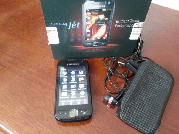 Mật độ điểm ảnh máy đạt được là 301 ppi, tiệm cận với chuẩn Retina của Apple với 330 ppi trên iPhone 4.