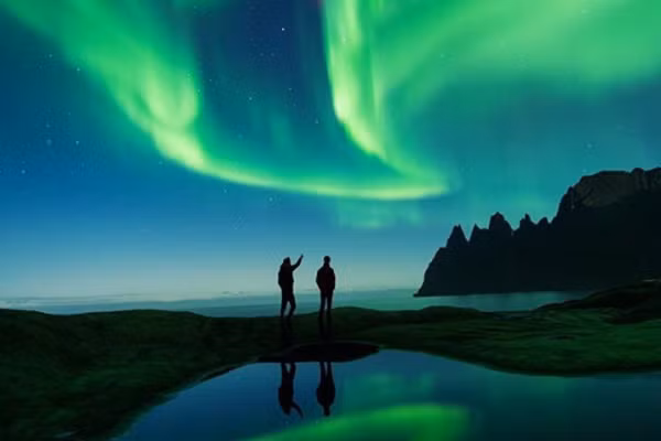 Ở Trái Đất, cực quang diễn ra khi các đới bức xạ trở nên "quá tải" với các hạt năng lượng, sau đó chúng đổ xuống các đường sức từ và va chạm với lớp trên của bầu khí quyển Trái Đất.