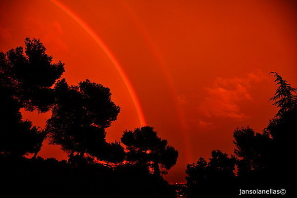 Cầu vồng đỏ sinh ra do ánh sáng Mặt trời chiếu vào hơi nước sau những trận mưa lớn, bị khúc xạ và bẻ cong, tạo ra các dải màu sắc tuyệt đẹp trên bầu trời. Hiện tượng này xảy ra khi mưa kết thúc đúng lúc mặt trời đang lặn, gần với đường chân trời.