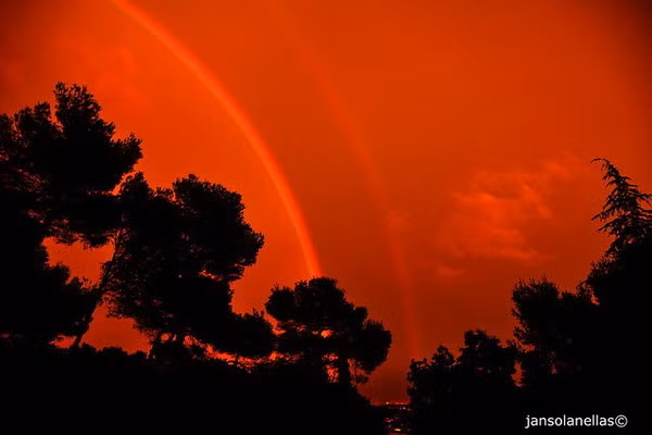 Cầu vồng đỏ sinh ra do ánh sáng Mặt trời chiếu vào hơi nước sau những trận mưa lớn, bị khúc xạ và bẻ cong, tạo ra các dải màu sắc tuyệt đẹp trên bầu trời. Hiện tượng này xảy ra khi mưa kết thúc đúng lúc mặt trời đang lặn, gần với đường chân trời.