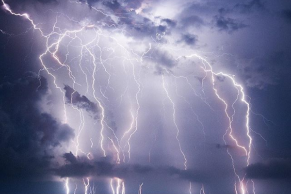 Cơn mưa sét đáng sợ này được ghi lại ở khu vực sông Catalumbo đổ vào hồ Maracaibo, Venezuela. Hiện tượng này là sự kết hợp độc đáo của gió, khí hậu nóng và ẩm, và những ngọn núi bao quanh khu vực từ ba phía.