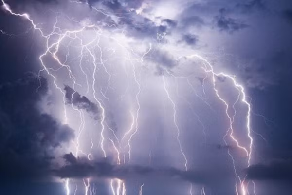 Cơn mưa sét đáng sợ này được ghi lại ở khu vực sông Catalumbo đổ vào hồ Maracaibo, Venezuela. Hiện tượng này là sự kết hợp độc đáo của gió, khí hậu nóng và ẩm, và những ngọn núi bao quanh khu vực từ ba phía.