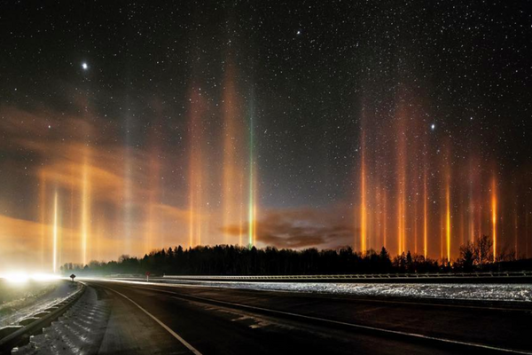 Những cột ánh sáng thẳng đứng kéo dài từ bầu trời xuống mặt đất là một trong những hiện tượng siêu thực mà con người được chứng kiến. Đây là một loại quầng sáng hiếm xảy ra do sự phản chiếu ánh sáng từ nhiều tinh thể băng lơ lửng trong bầu khí quyển khi bên ngoài trời rất lạnh.