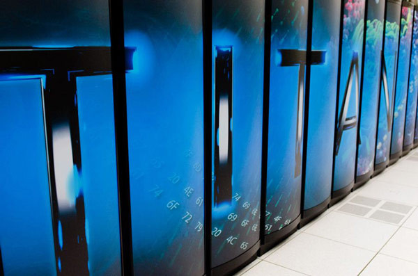 Siêu máy tính mới của người Mỹ tiêu thụ khoảng 9 megawatt điện. Chi phí để chạy siêu máy tính này có thể lên tới 10 triệu USD 1 năm, tuy nhiên, bộ năng lượng nước này vẫn sẽ sẵn sàng cấp kinh phí bởi theo họ, việc phát triển Titan là cần thiết.