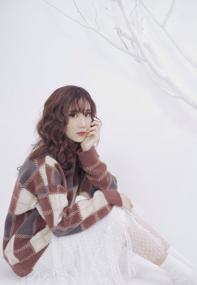 Mina sở hữu phong cách hoàn toàn trái ngược với nhiều hot girl bấy giờ với gu thời trang nhẹ nhàng, đáng yêu.