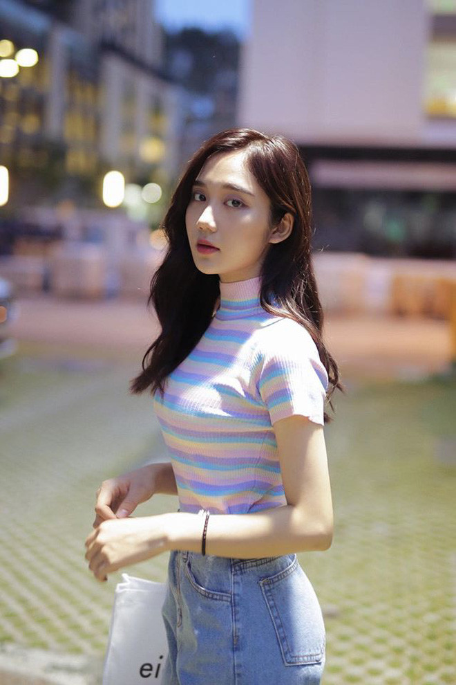 Dù thường xuyên xuất hiện trên các buổi stream với style đơn giản như áo phông, nhưng khi diện váy điệu đà cô giáo của SBTC lại khiến bao người tương tư trước sự xinh đẹp.