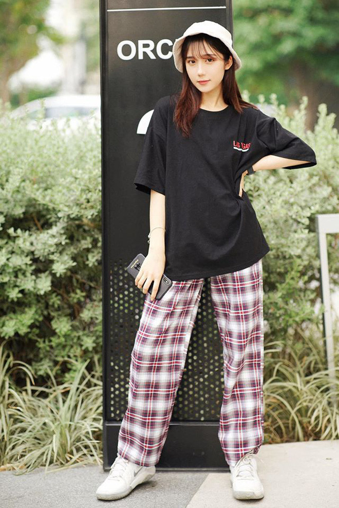 Mina Young là nữ streamer mới nổi từ khi tham gia lớp học Thầy Ba. Cô nàng sở hữu gương mặt xinh đẹp và đáng yêu, cùng gu thời trang đậm chất nữ tính nhẹ nhàng.