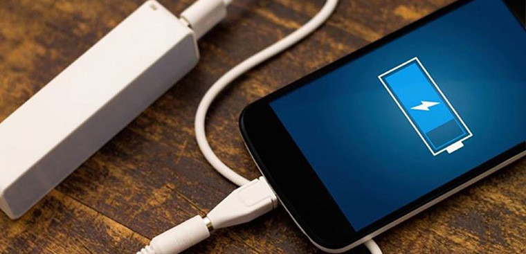 Nếu đã thử mãi mà điện thoại không lên nguồn ngay cả khi đã cắm sạc nhiều lần, rất có thể bộ cáp sạc của bạn đang có vấn đề. Hãy thử dùng một cáp sạc khác hoặc cắm sạc sang một ổ điện khác trước khi mang điện thoại đi sửa chữa.