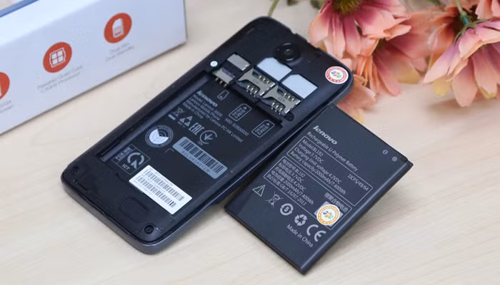 Nếu pin của bạn thuộc dạng pin rời, hãy thử tháo pin ra kiểm tra, hãy tìm mua một viên pin chính hãng mới để đảm bảo thiết bị hoạt động.