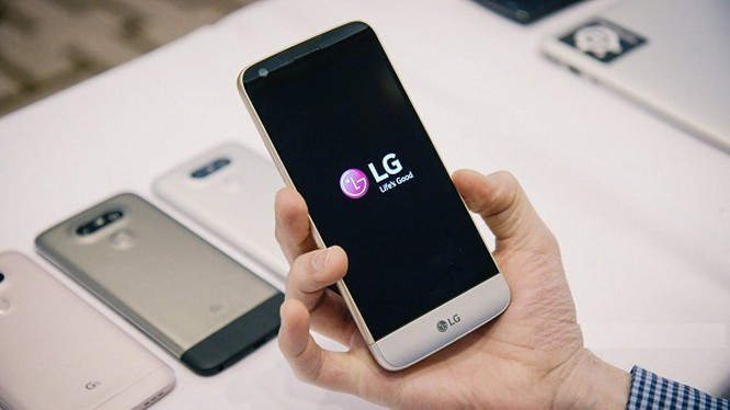 Khi gặp tình trạng smartphone vẫn khởi động lên được nhưng chỉ hiện logo, hãy bình tĩnh xử lý vì có thể điện thoại của bạn chỉ đang ỗi Bootloop (lỗi khởi động lại liên tục). Tốt nhất bạn nên tìm tới bộ phận bảo hành của nhà sản xuất để được cài đặt lại room gốc và hỗ trợ xử lý các vấn đề liên quan đến phần mềm.